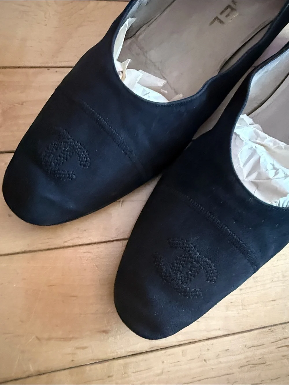 CHANEL Black Suede Logo Cap Toe Flats size 8.5 - Picture 2 of 10